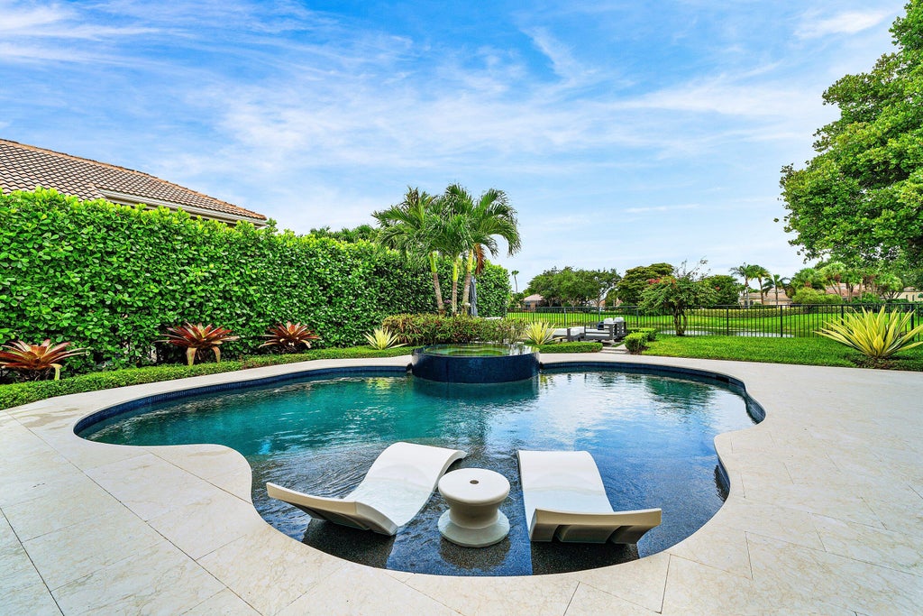 Photo of 21 Somerset Drive, Palm Beach Gardens, FL 33418 (MLS # B26026507)