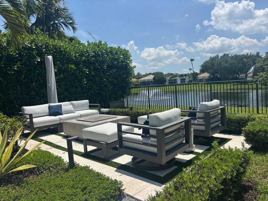 Photo of 21 Somerset Drive, Palm Beach Gardens, FL 33418 (MLS # B26026507)