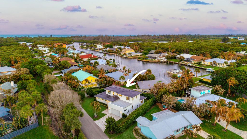Photo of 10742 SE Burgee Court, Hobe Sound, FL 33455 (MLS # B26016336)