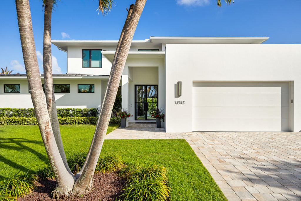 Photo of 10742 SE Burgee Court, Hobe Sound, FL 33455 (MLS # B26016336)