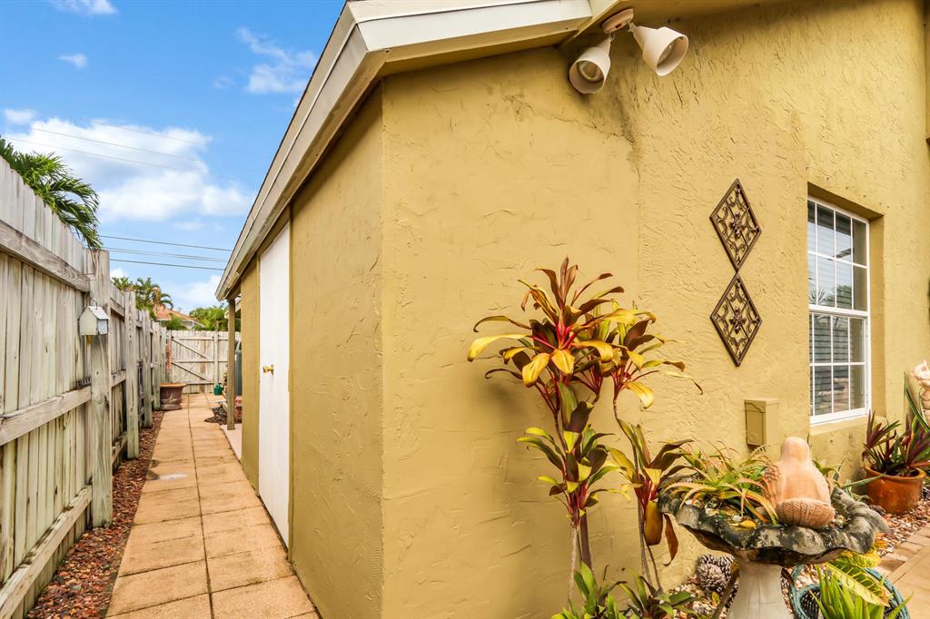 NORTH PALM BEACH HEIGHTS - Residential