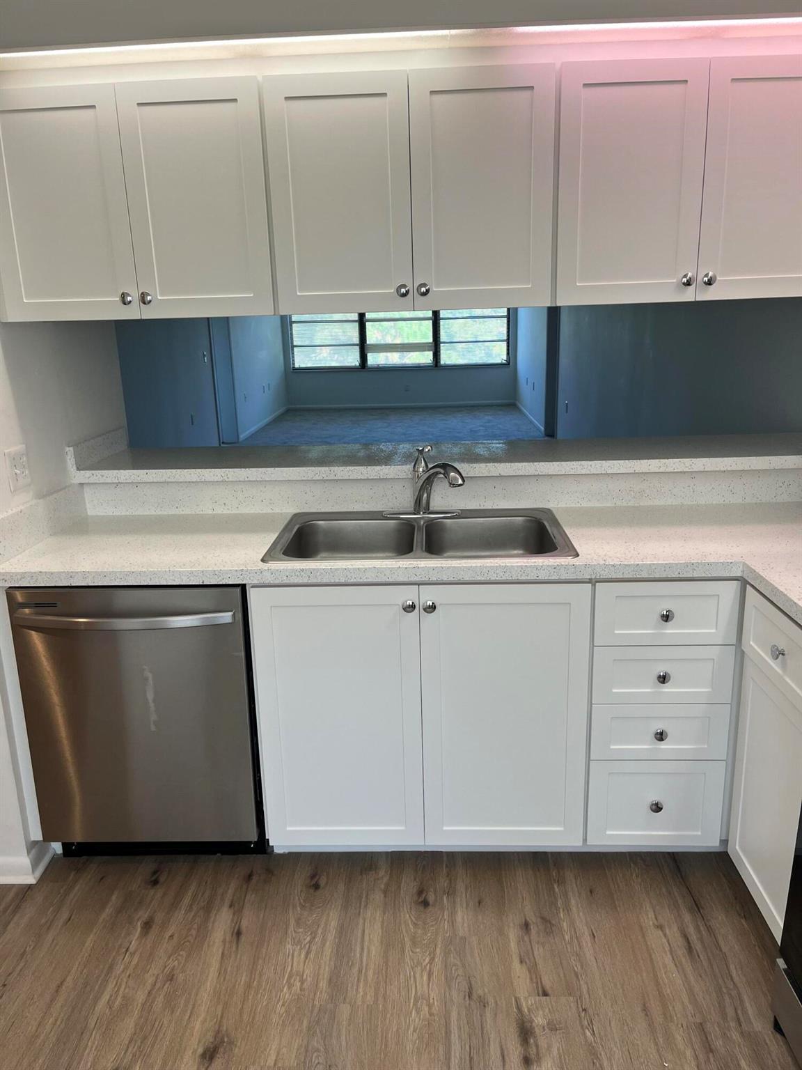 Newly remodeled unit with new kitchen cabinets, counters and appliances.In addition new carpets throughoutFirst Month Rent Free