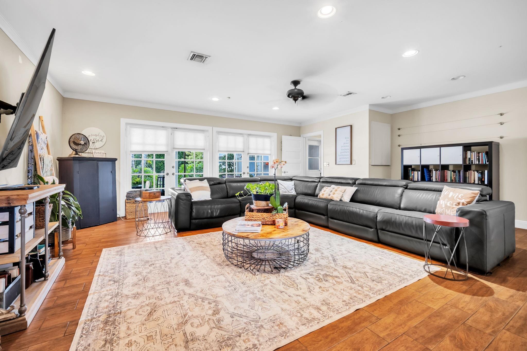 Hollywood Hills 6-22 B - Residential