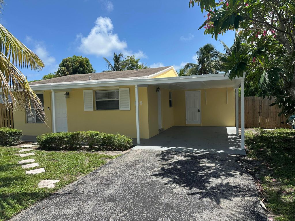 Photo of 138 SW 10th Avenue, Boynton Beach, FL 33435 (MLS # R11001817)