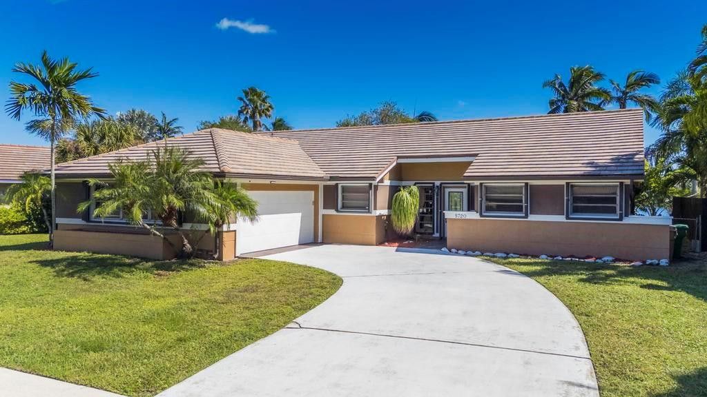 Photo of 5720 W Waterford Drive, Davie, FL 33331 (MLS # F10534464)