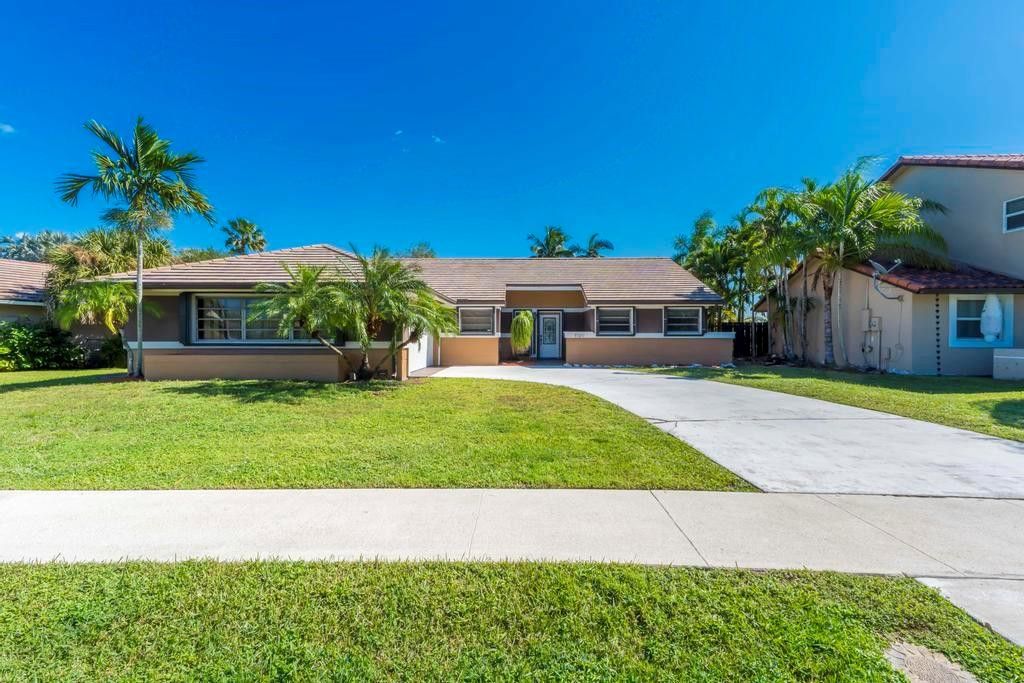 Photo of 5720 W Waterford Drive, Davie, FL 33331 (MLS # F10534464)