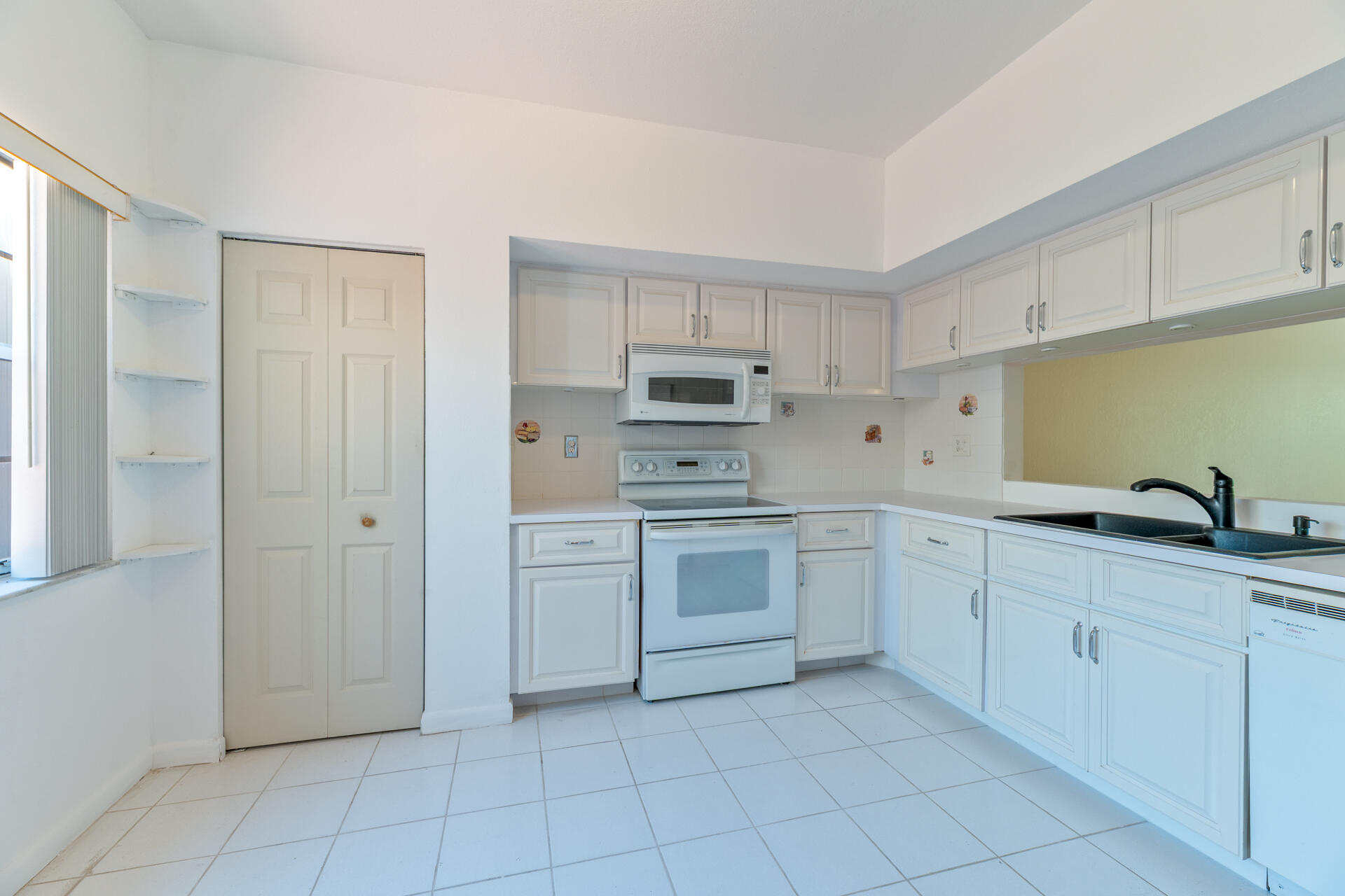 VILLA SONRISA CONDO - Residential