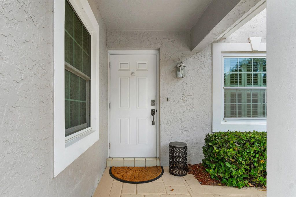 Photo of 40 Admirals Court, Palm Beach Gardens, FL 33418 (MLS # R10972563)