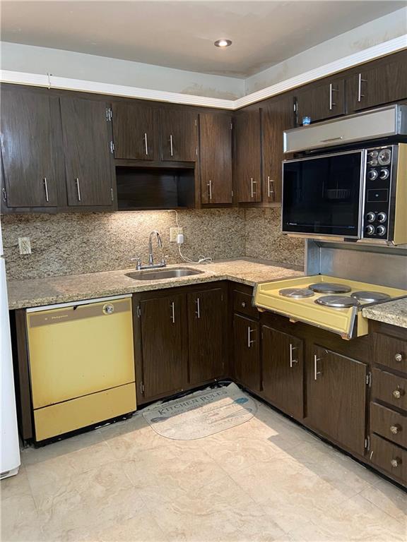 CASTLE APARTMENTS #11 - Residential