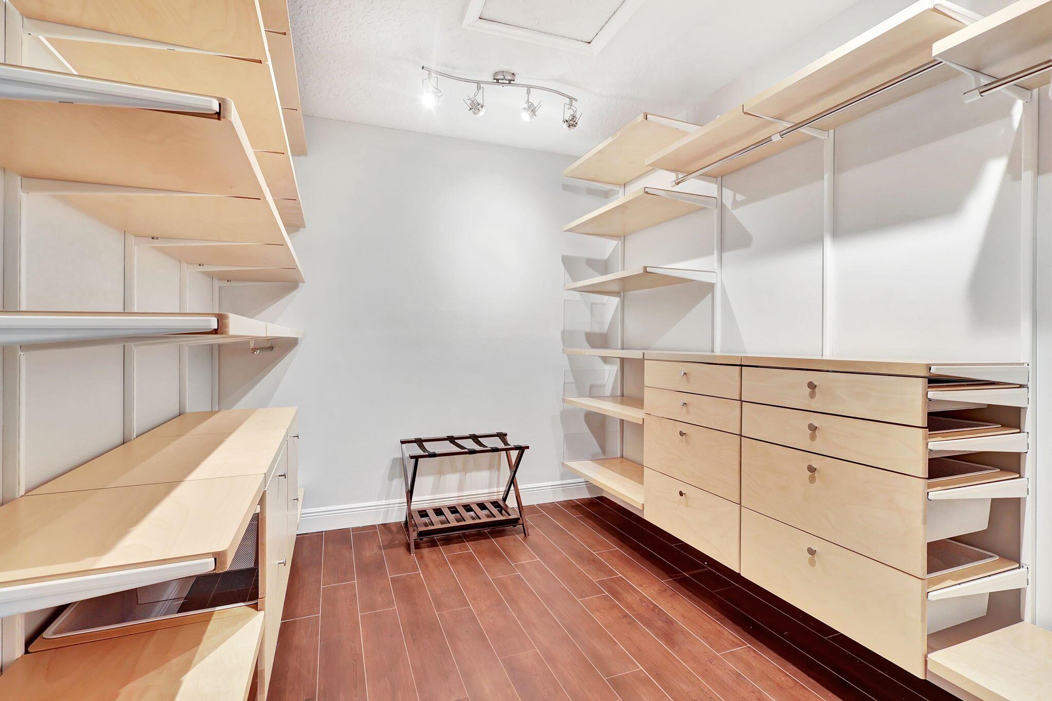 LEGENDS CONDO - Residential