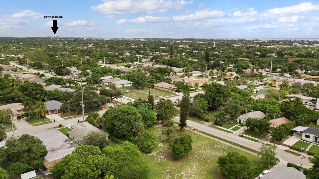 Photo of 140 NW 6th Avenue, Delray Beach, FL 33444 (MLS # R10935527)