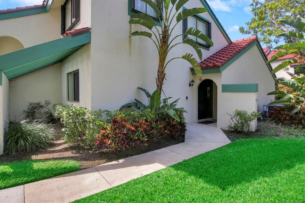Photo of 18 Lexington Lane W #D, Palm Beach Gardens, FL 33418 (MLS # R10876317)