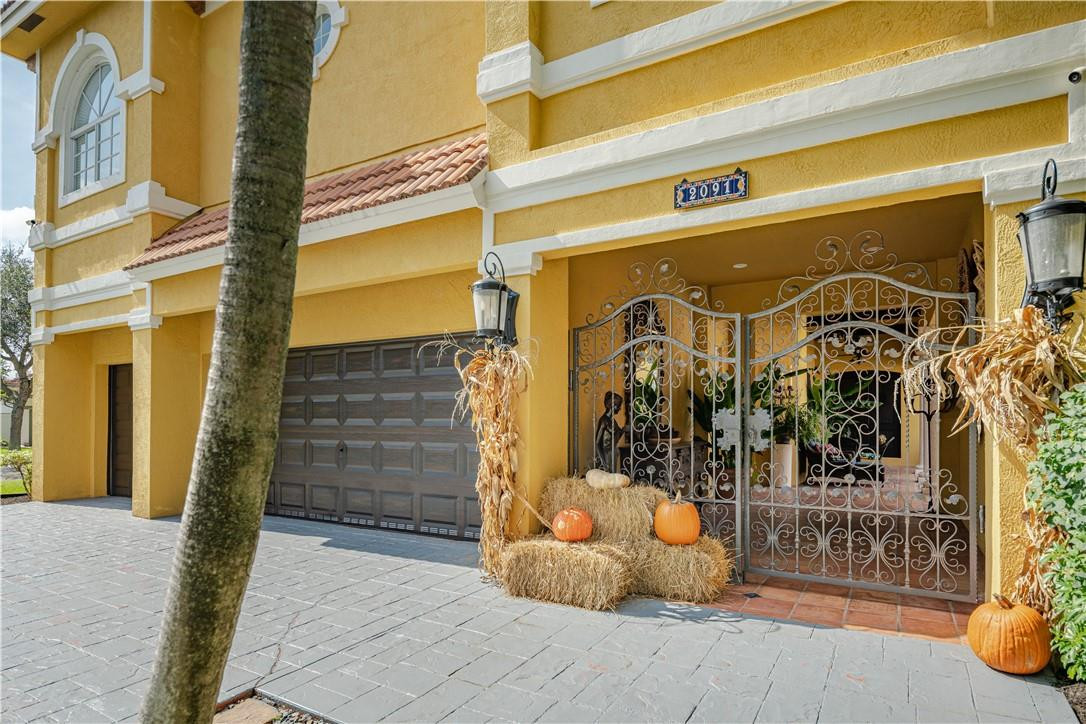 Isla Del Sol 85-32 B - Residential