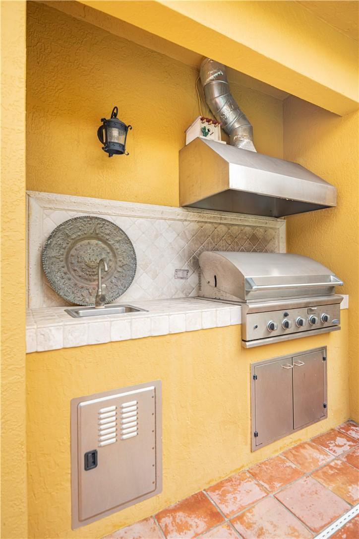 Isla Del Sol 85-32 B - Residential