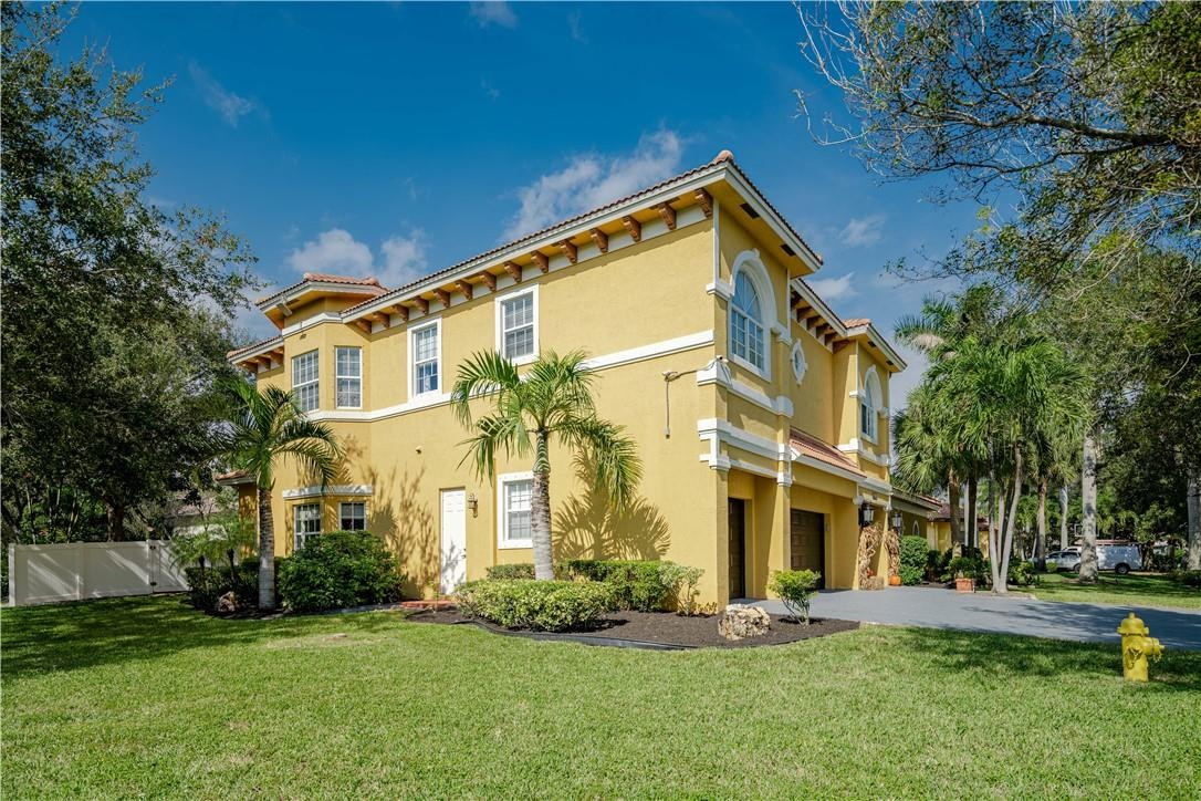 Isla Del Sol 85-32 B - Residential