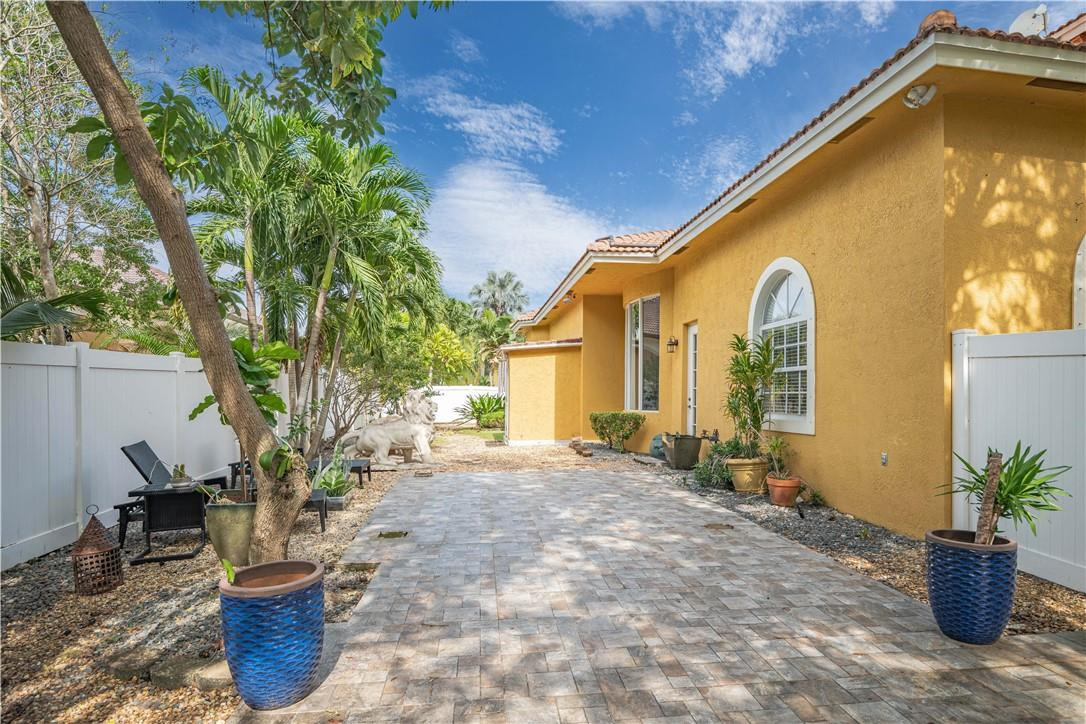 Isla Del Sol 85-32 B - Residential