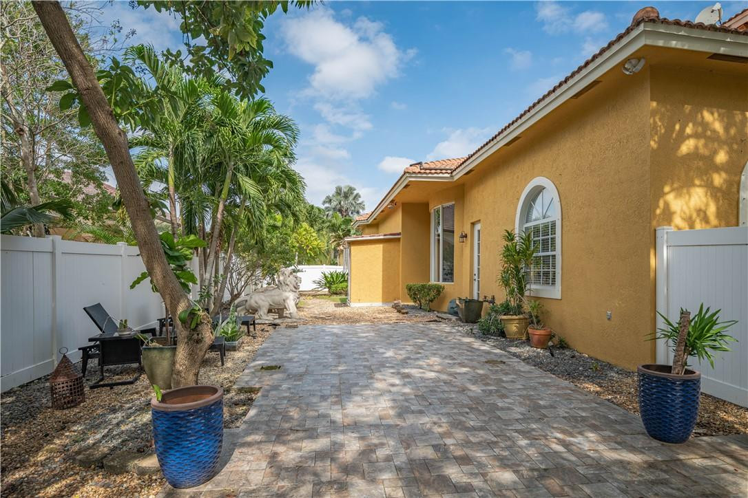 Isla Del Sol 85-32 B - Residential