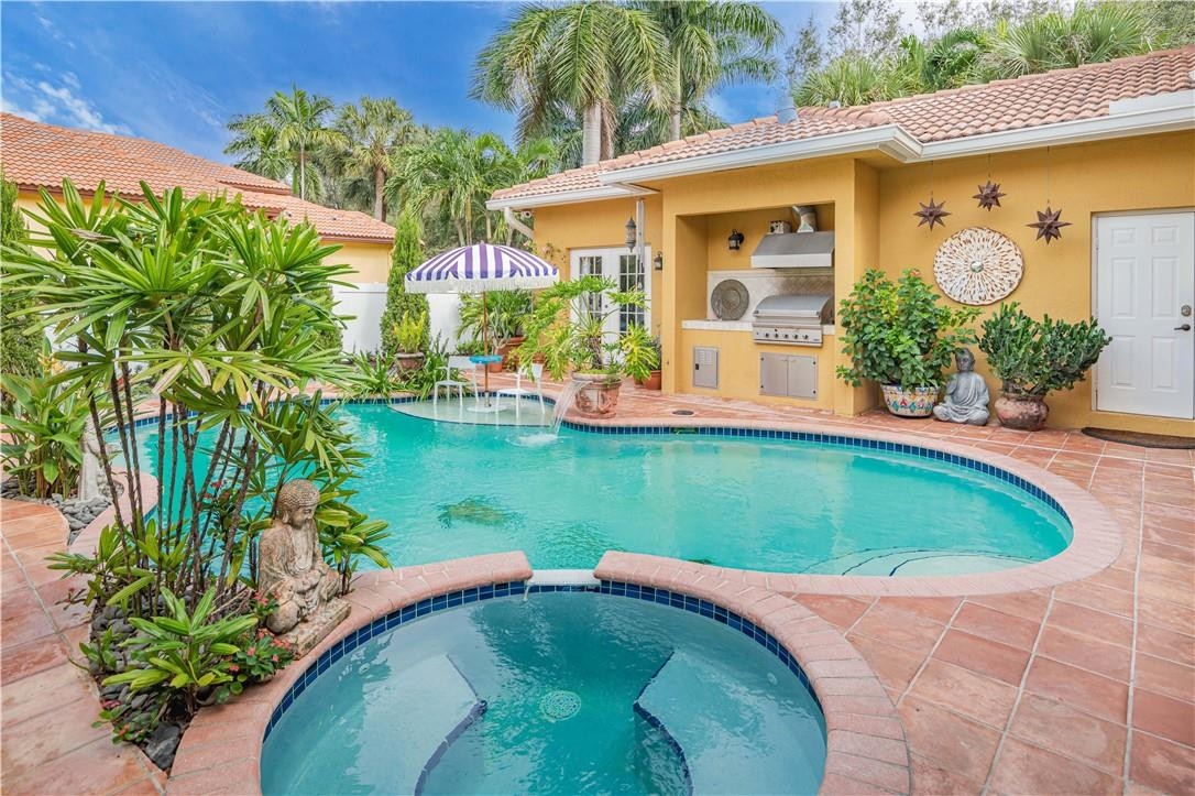 Isla Del Sol 85-32 B - Residential