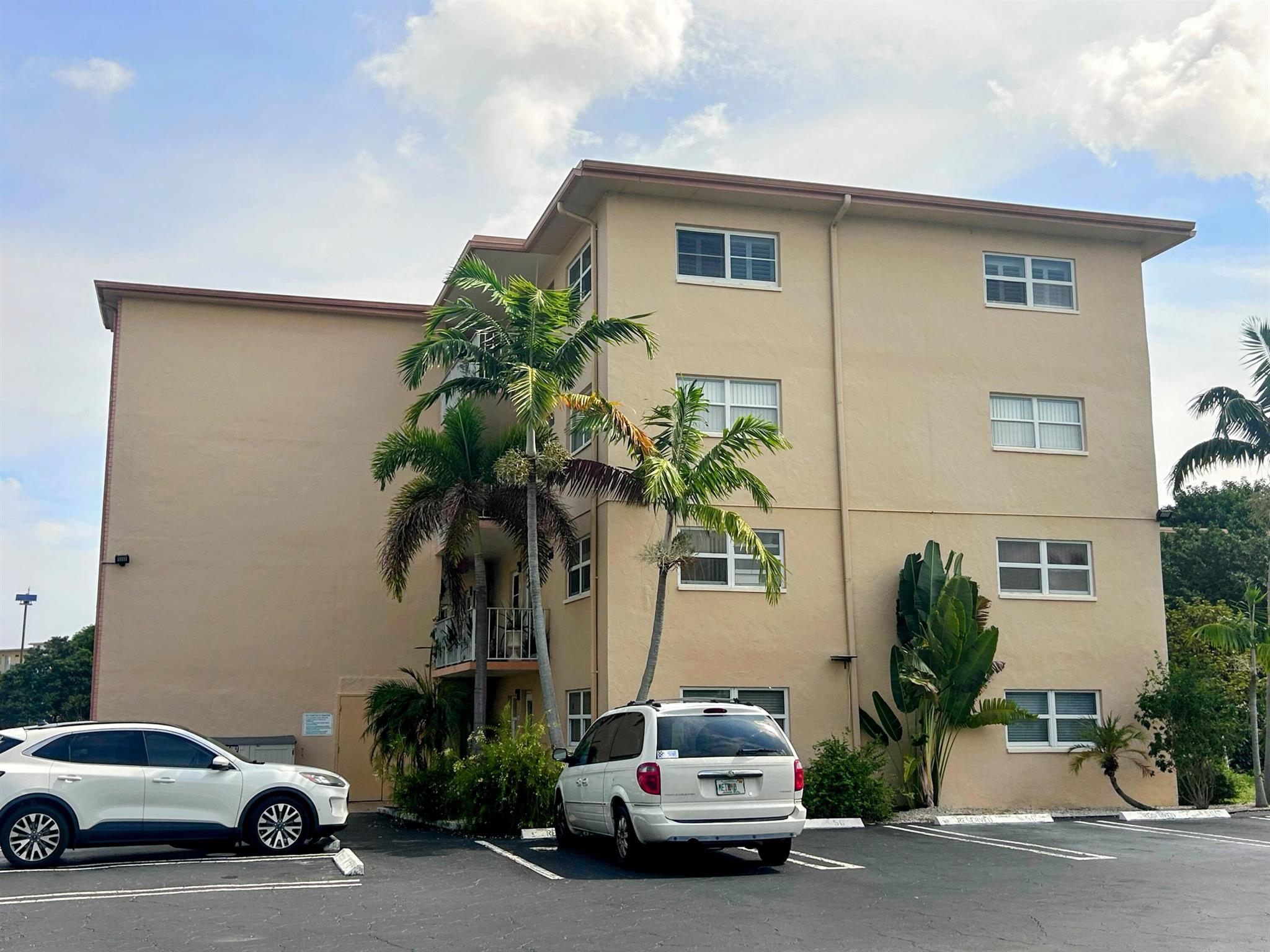 VILLAGE ROYALE ON THE GRE - Residential
