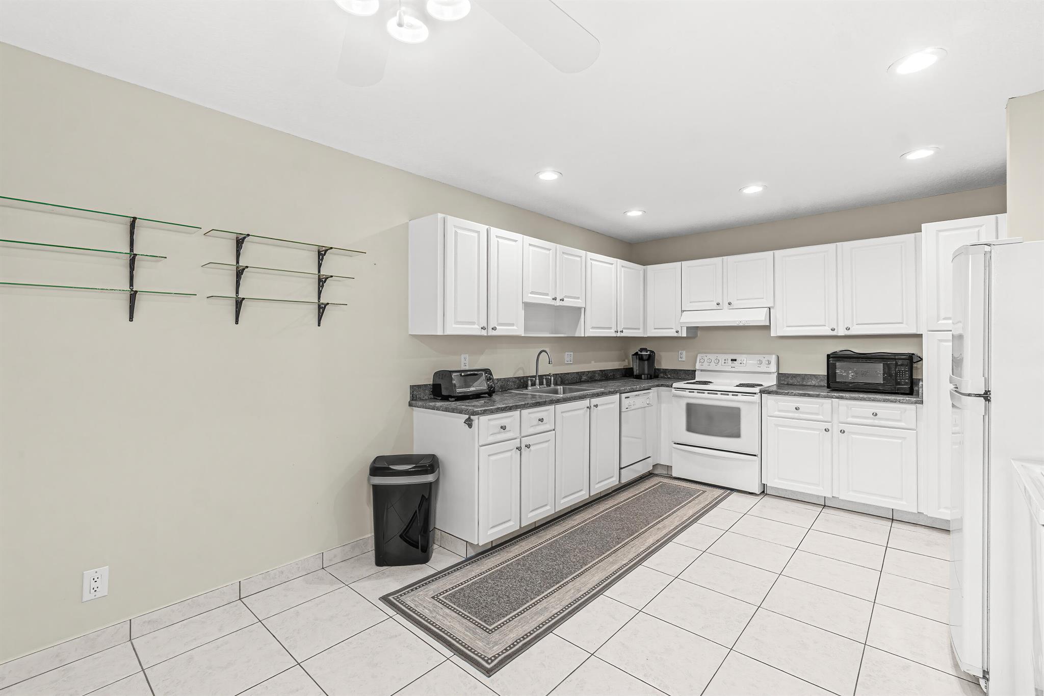 PINES OF DELRAY NORTH CON - Residential Lease