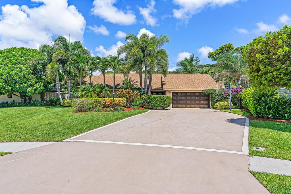 Photo of 12936 La Rochelle Circle Cir, Palm Beach Gardens, FL 33410 (MLS # R10822993)