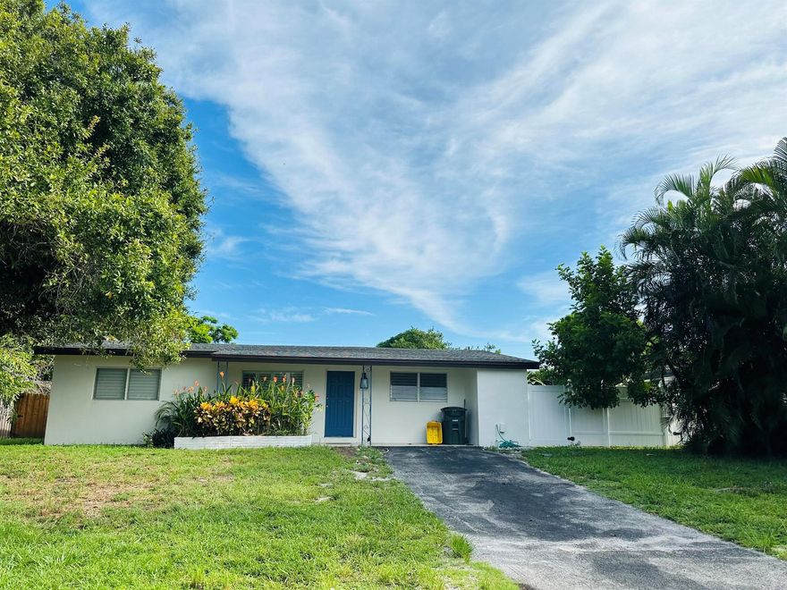 Move right in, NO HOA!!! Come fall in love with this light, bright house with a huge back yard. Bring your boat, RV and Pet. Tile floor, NO carpets. Ideally located close to FAU, I95, Shopping, Dining and beach. You will fall in love.
