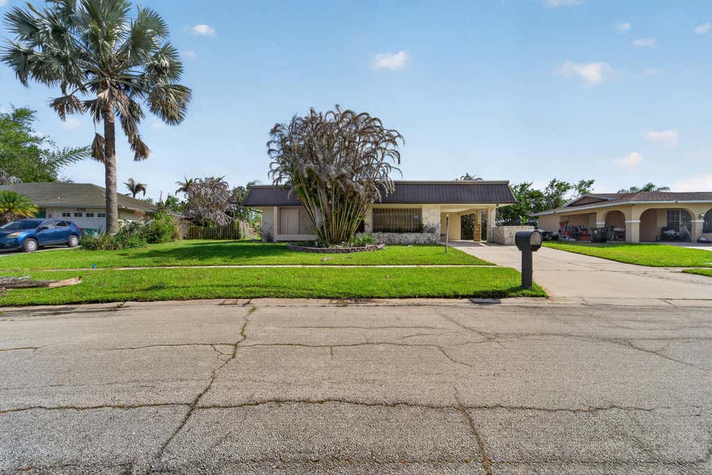 Photo of 214 NE Camelot Drive, Port Saint Lucie, FL 34983 (MLS # B26032202)