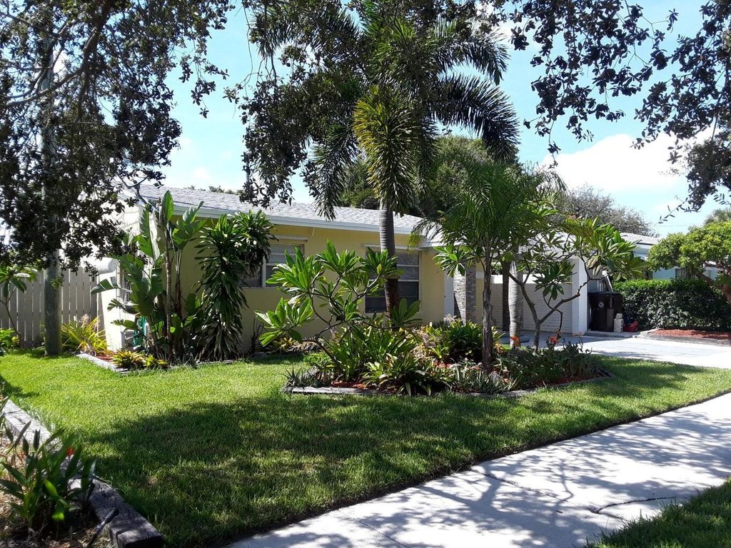 Photo of 5511 Spruce Avenue, West Palm Beach, FL 33407 (MLS # R10963301)
