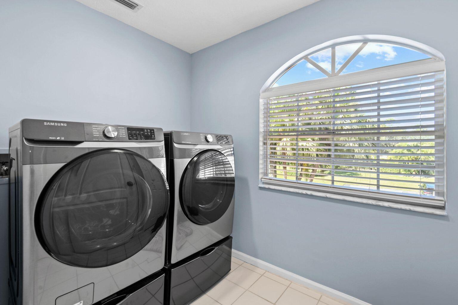 LEGENDS CONDO - Residential