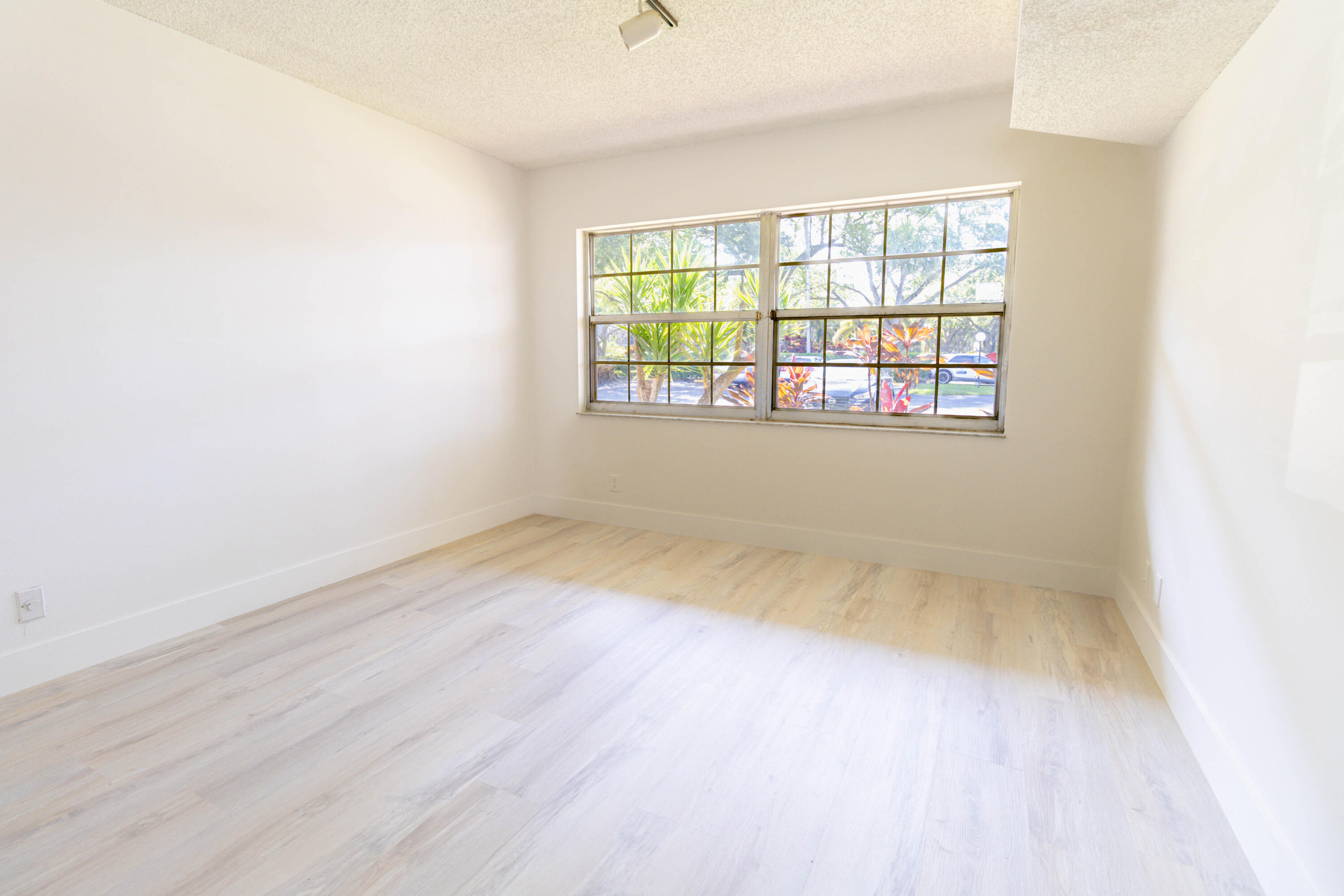 NO 83 PALM-AIRE COUNTRY CLUB - Residential Lease