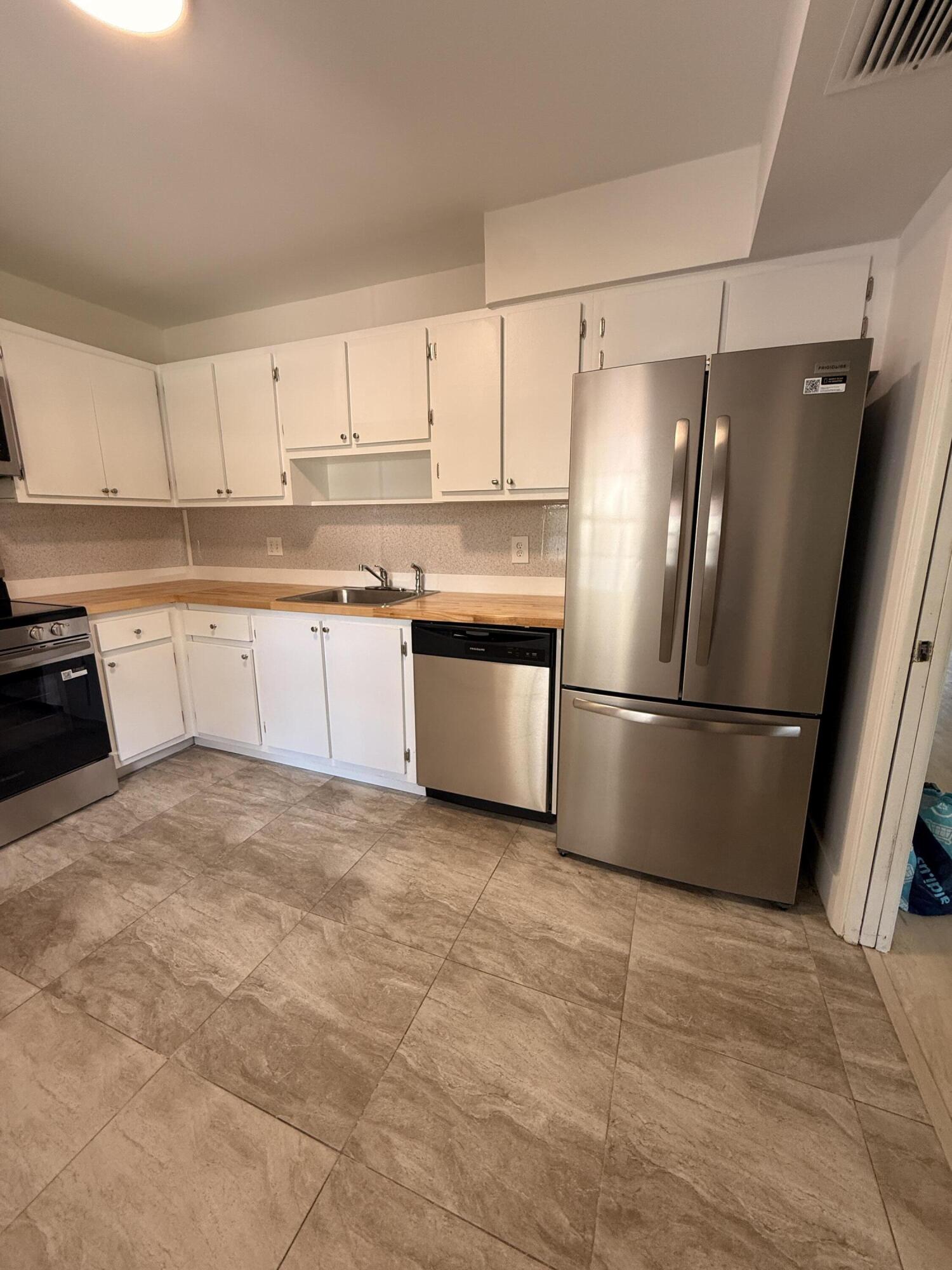 NO 83 PALM-AIRE COUNTRY CLUB - Residential Lease