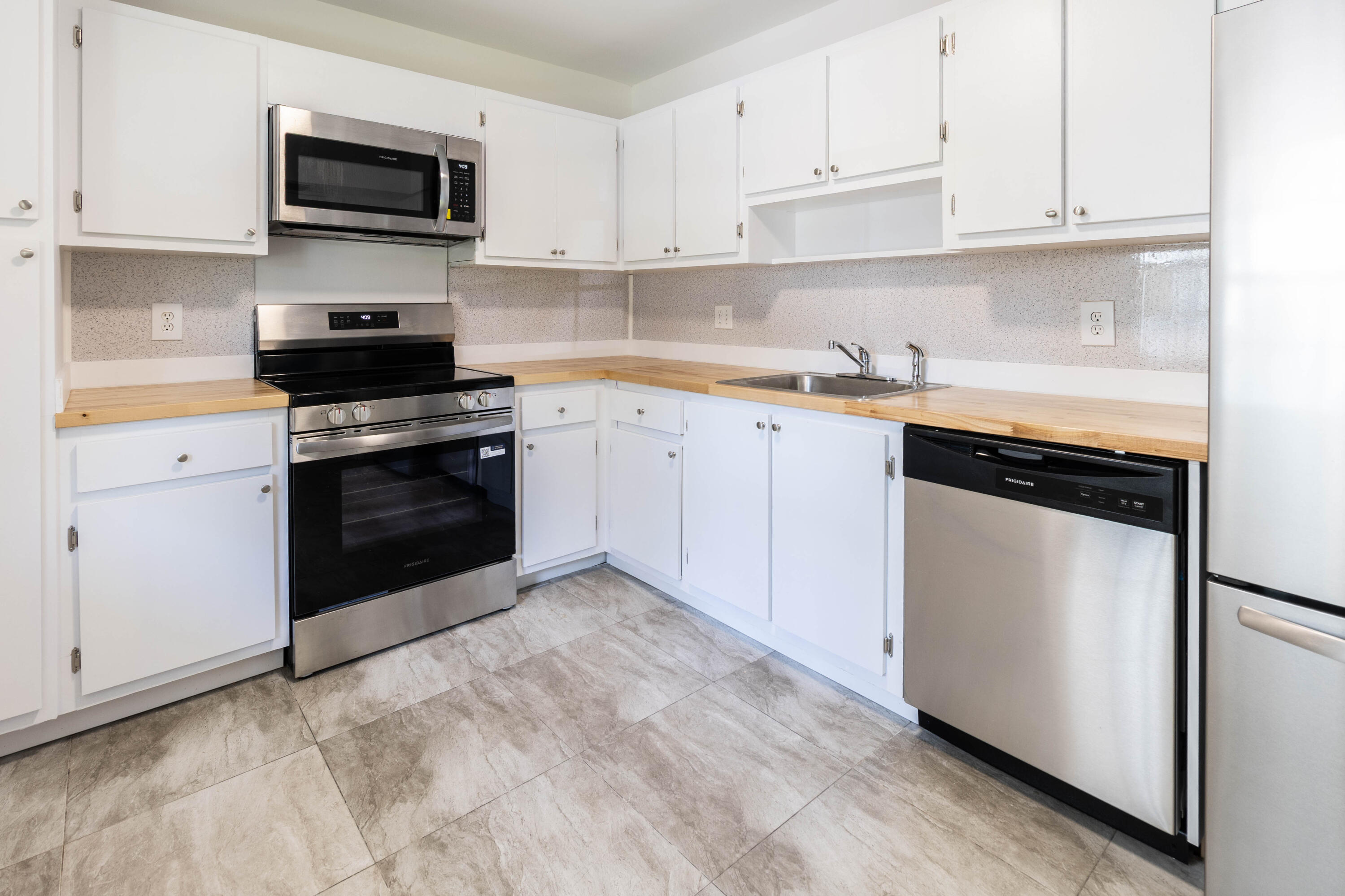 NO 83 PALM-AIRE COUNTRY CLUB - Residential Lease