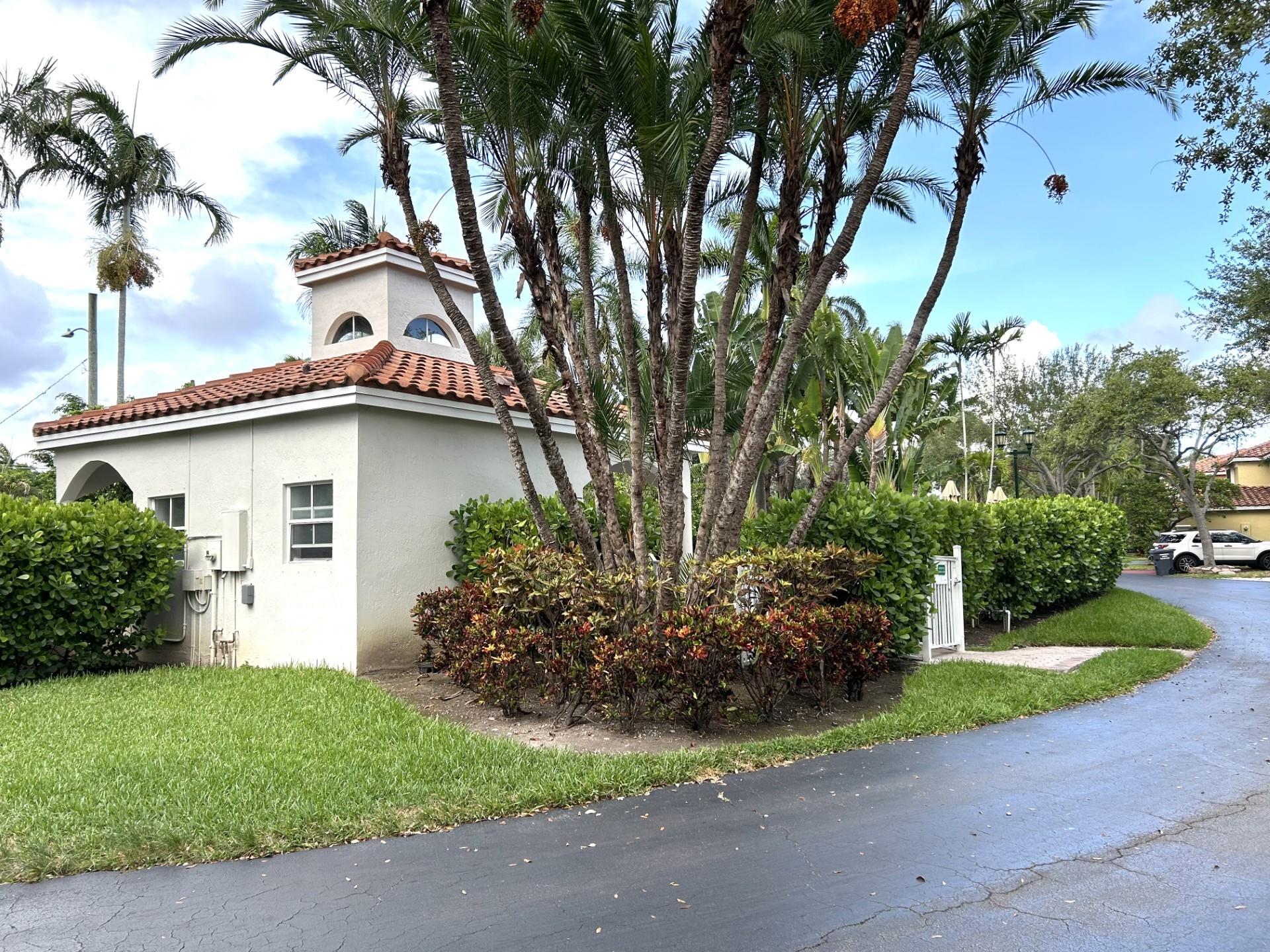 1430 N Trafalgar Cir