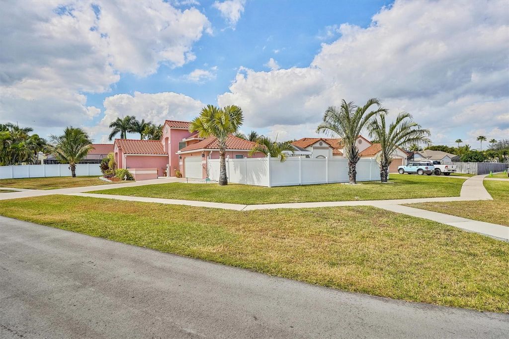 Photo of 26 Dogwood Circle, Boynton Beach, FL 33436 (MLS # F10552319)