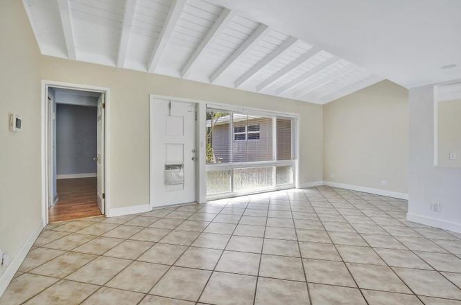 Looking for a clean, comfortable place to live in a central location?One private room is available in a well-maintained 3BD/2BA home located near downtown Fort Lauderdale.You'll be sharing the home with quiet, respectful housemates and have access to:- A modern kitchen with granite countertops, stainless steel appliances & breakfast bar- Spacious common areas, oversized garage & utility room- Impact windows or shutters on all windows- Brand new A/C, new vents & freshly painted interior before move-in- Plenty of parking in the driveway📍 Convenient location: Close to I-95, 595, Las Olas, downtown, the airport, and the beach.