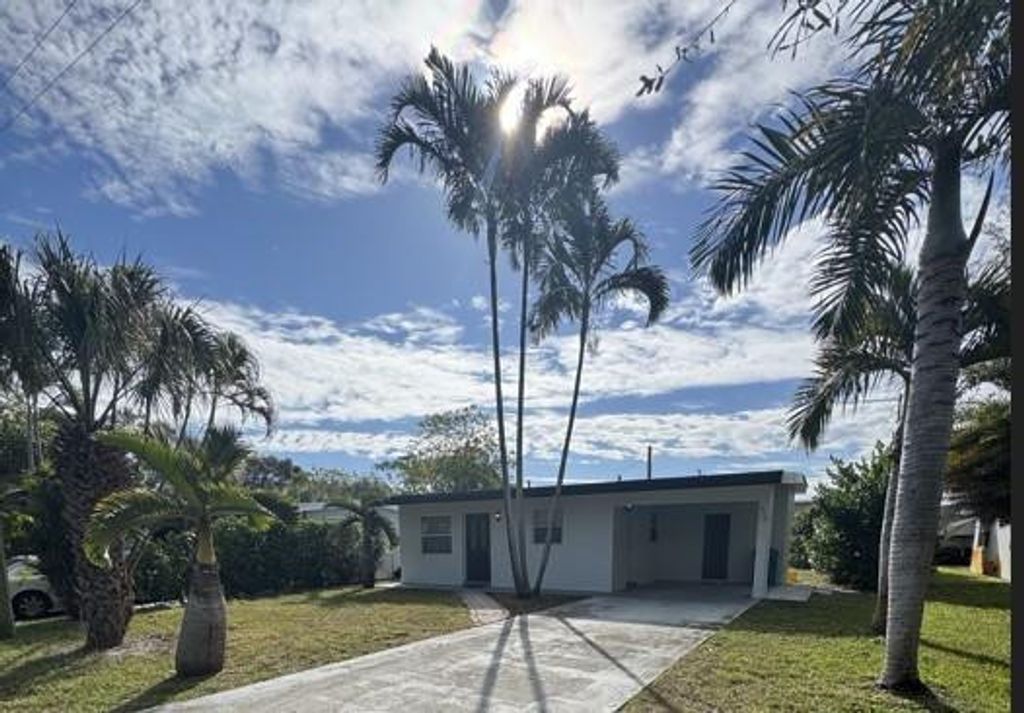 Photo of 230 SE 4th Avenue, Boynton Beach, FL 33435 (MLS # F10542431)