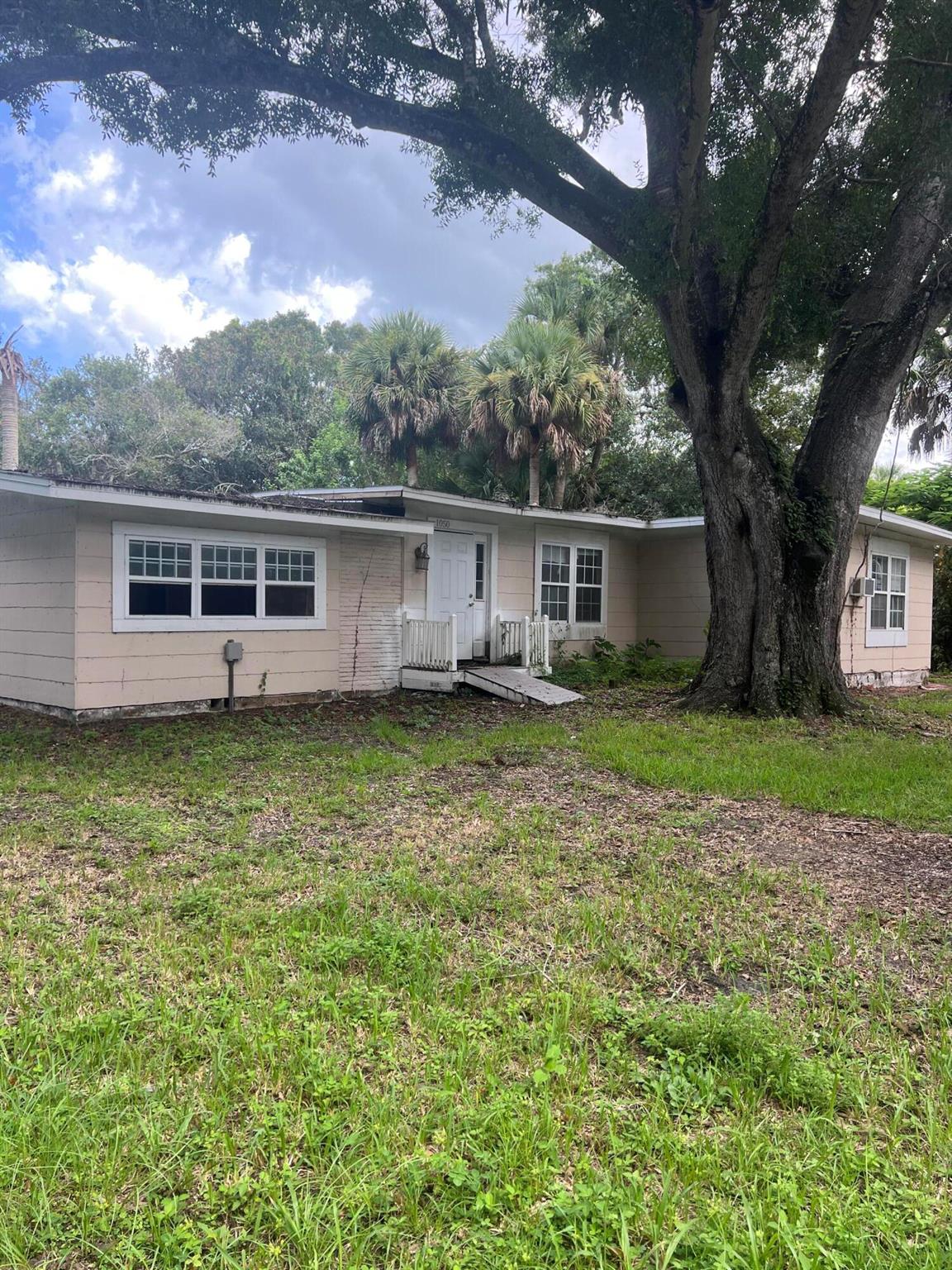Fixer Upper or Handyman Special, this home is located on nearly a half acre of land in a nice area close to US1 and the river and just a short drive to downtown Vero and the Beaches.Investors bring you tools and use your TLC to dress up this home. The land and the space will and the proximity to all the local conveniences make this a good investment.