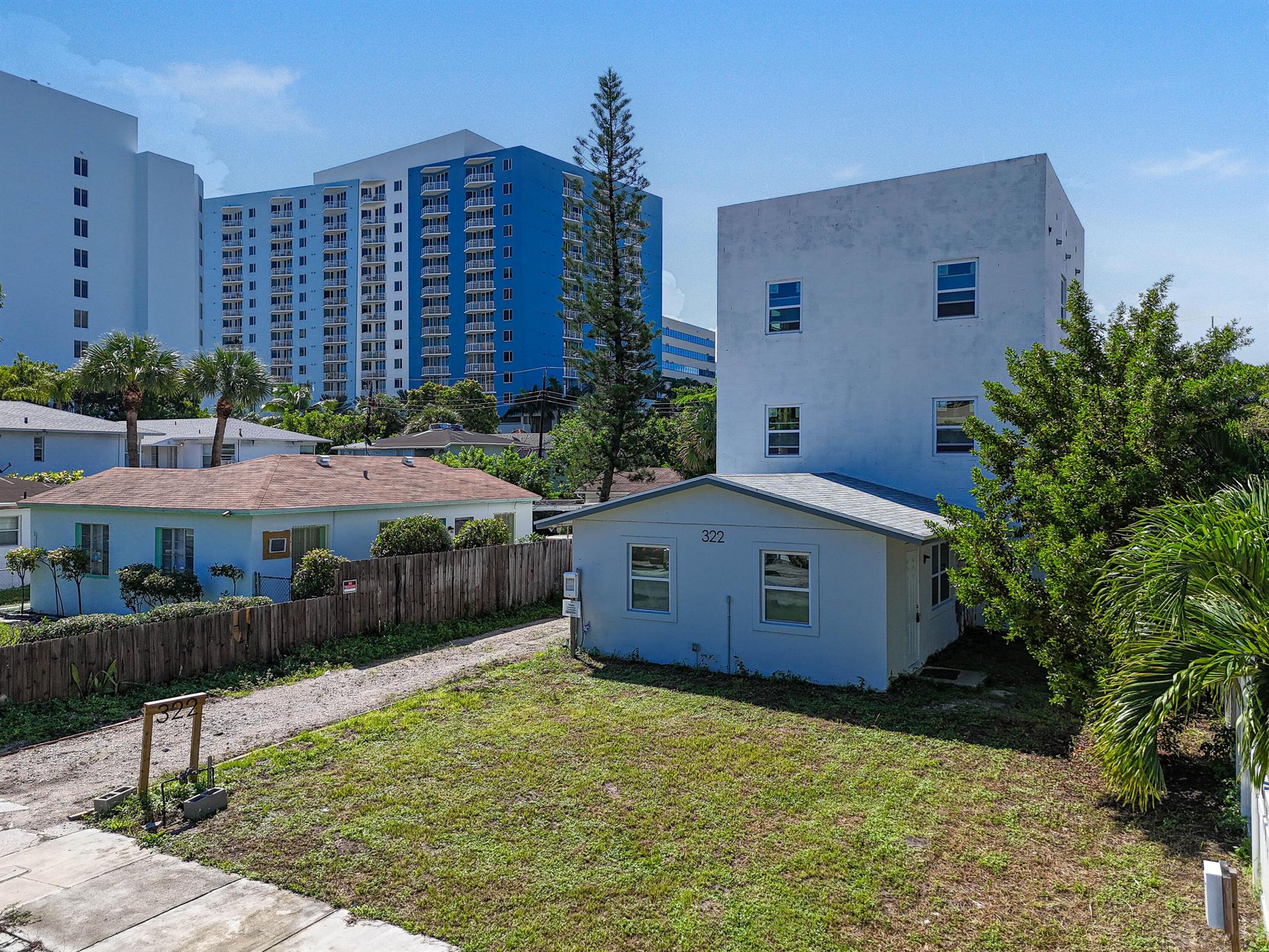 322 N Lakeside Court