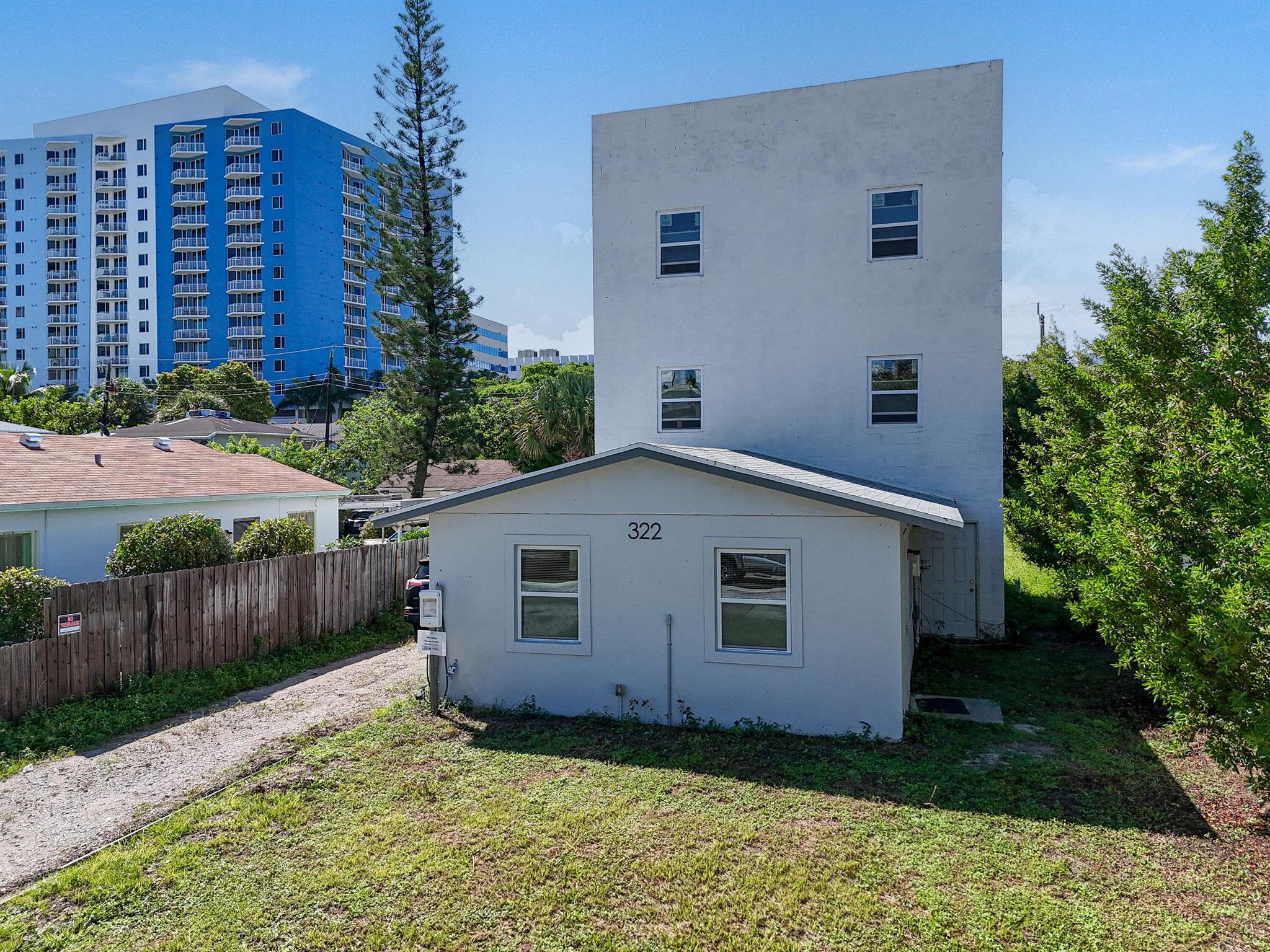 322 N Lakeside Court