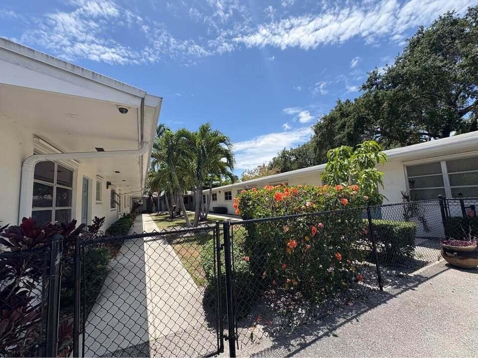 Charming 1-Bedroom, 1-Bath in Hollywood Live just 10 minutes from the sand and steps away from vibrant Downtown Hollywood! This cozy apartment offers comfort, convenience, and unbeatable access to shopping, dining, and entertainment.
