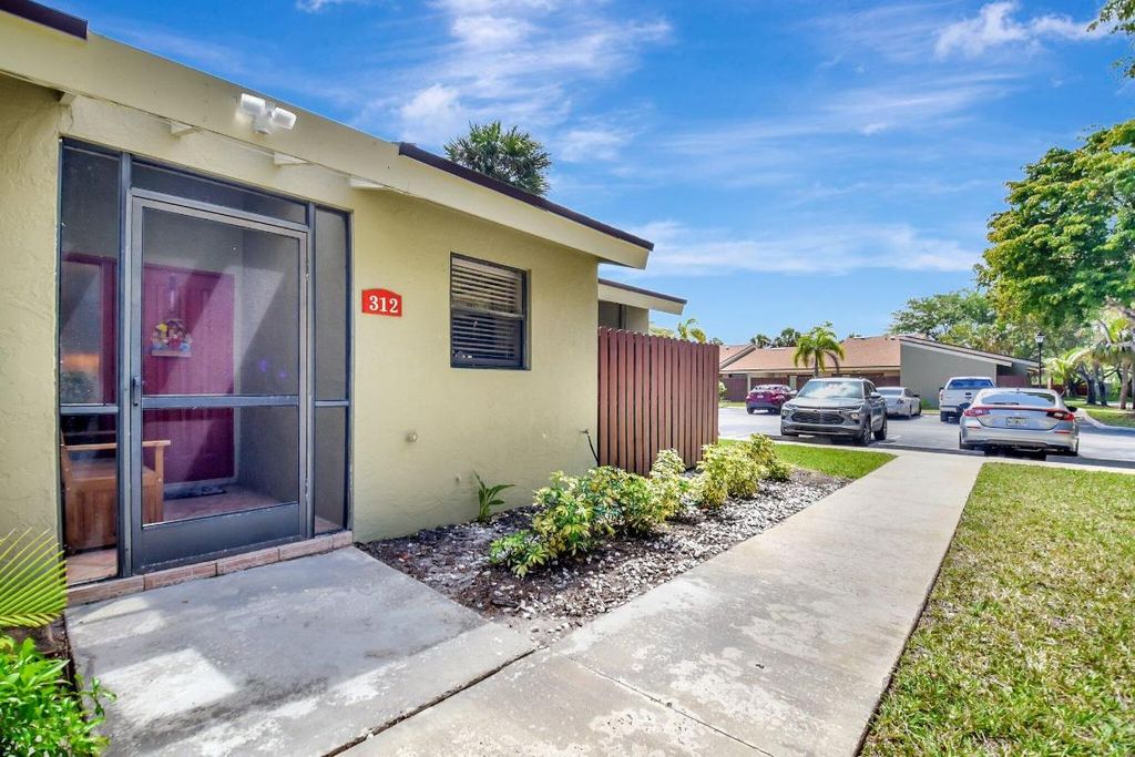 Photo of 312 Meadows Drive, Boynton Beach, FL 33436 (MLS # R11080132)