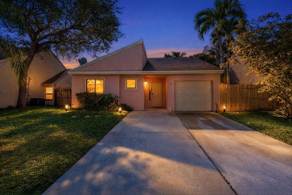 Photo of 31 Peachtree Place, Boynton Beach, FL 33436 (MLS # R11153347)