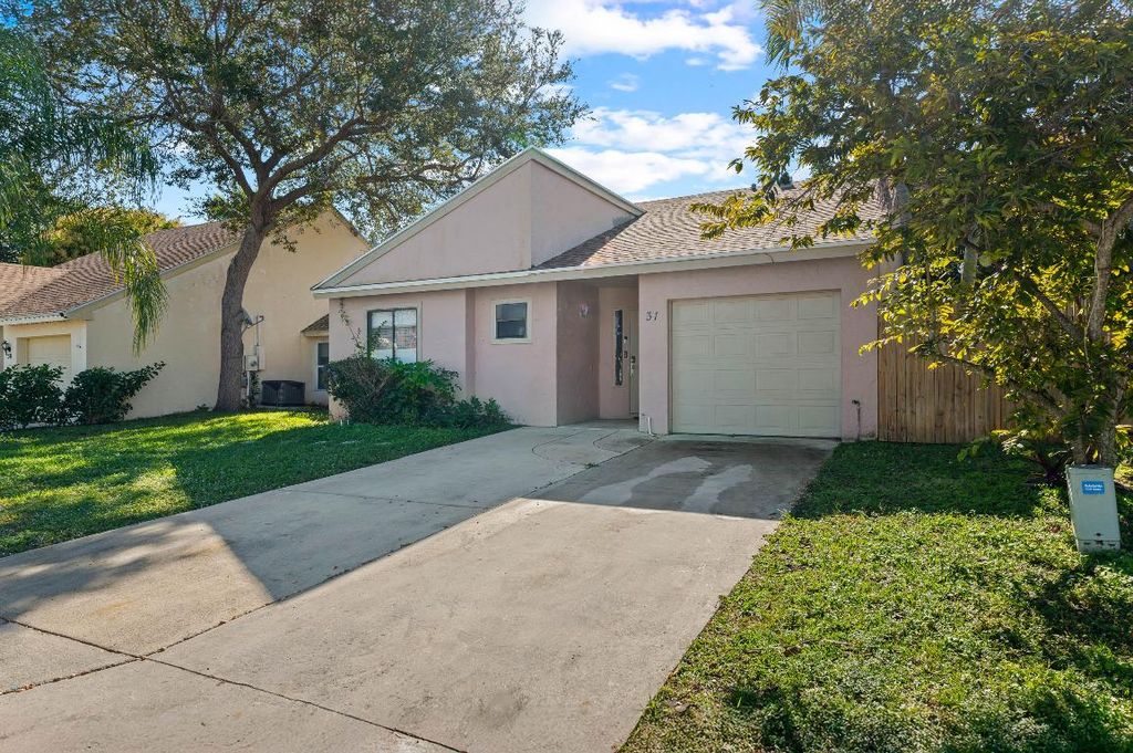 Photo of 31 Peachtree Place, Boynton Beach, FL 33436 (MLS # R11153347)