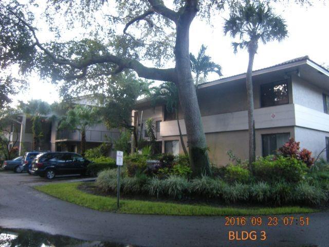 WOW-- GREAT LARGE FLOORPLAN--700 CREDIT SCORE REQUIRED BY THE ASSOC.
