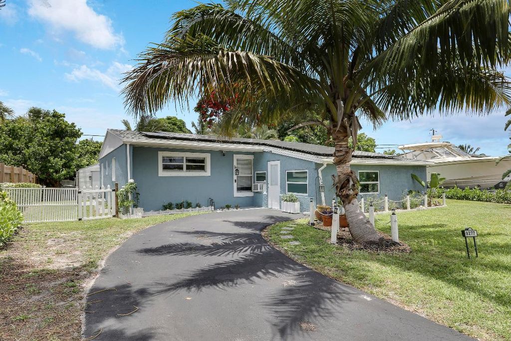 Photo of 9277 Bloomfield Drive, Palm Beach Gardens, FL 33410 (MLS # R11157173)