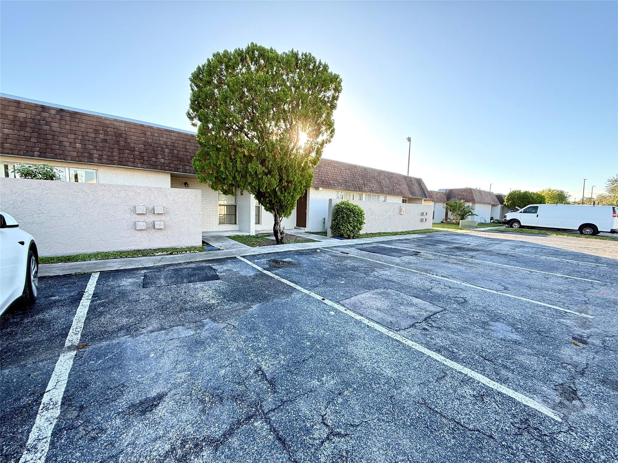 View photos, virtual tours, details... 812 SW 73 AV 8