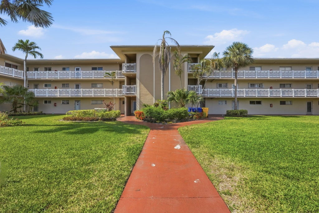 Photo of 2606 Garden Drive S, Lake Worth Beach, FL 33461 (MLS # B26081085)
