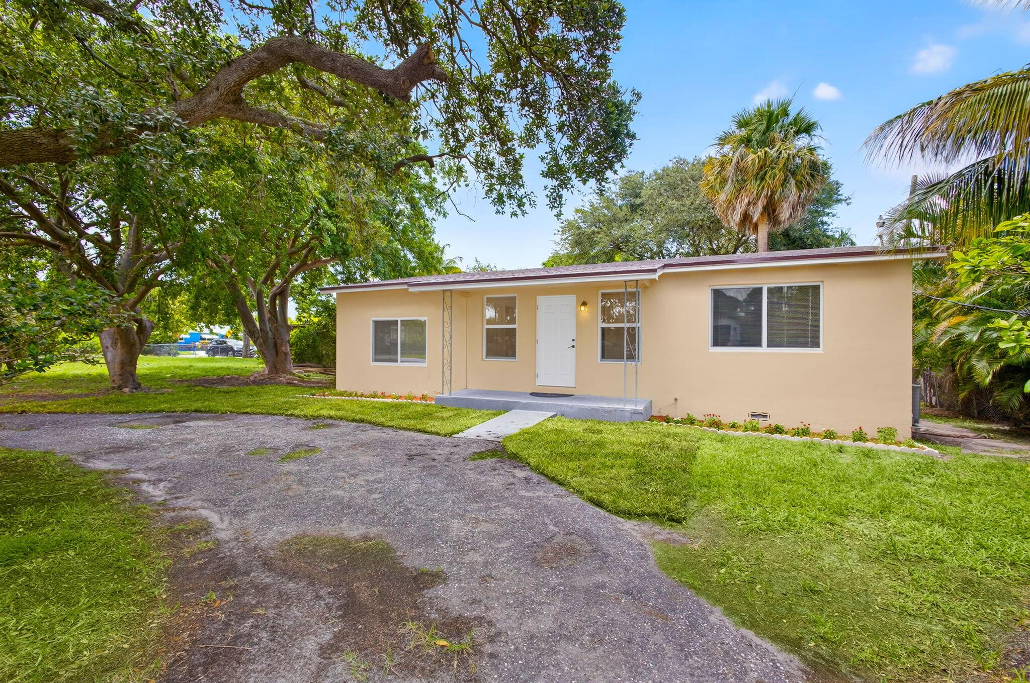 Totally Rennovated Charming 3 Bedroom, 2.5 Baths w/Office Home on .37 acres an Oversized Corner Lot .Freshly Painted, New Roof, New AC & Water Heater, New Stainlelss Steel Appliances, New Flooring & Impact Windows Throughout, New Full Size Washer & Dryer. Great Location Kelsey Park off Alternate A1A just north of Northlake