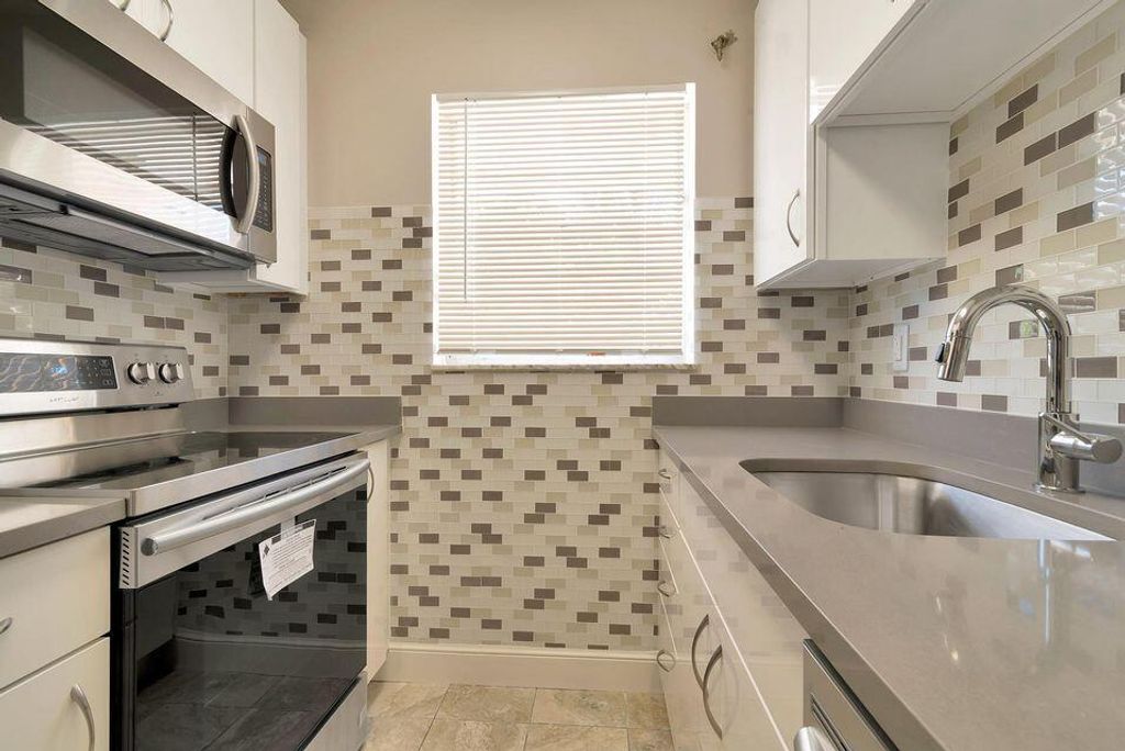 Photo of 222 N Federal Highway #2, Lake Worth Beach, FL 33460 (MLS # R11147218)