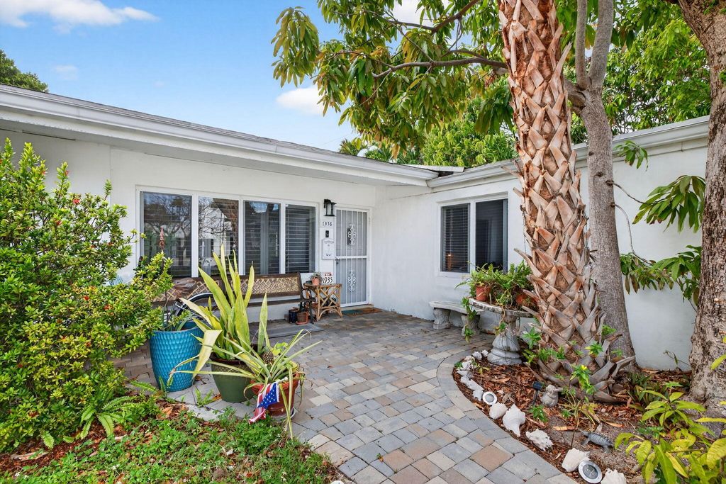 Photo of 1935 SE 25th Avenue, Fort Lauderdale, FL 33316 (MLS # B26014891)